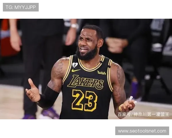 贾巴尔无球走位拉开空间，改变对手内线防守布局